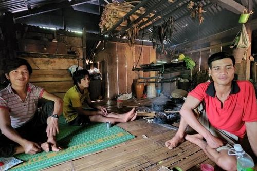 Kon Tum: Dân vừa nhận 10 triệu tiền hỗ trợ, cán bộ xã thu lại 8 triệu