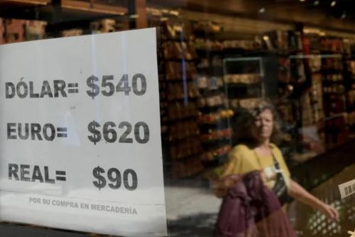 Giá cả tăng vọt khiến người dân, doanh nghiệp Argentina choáng váng