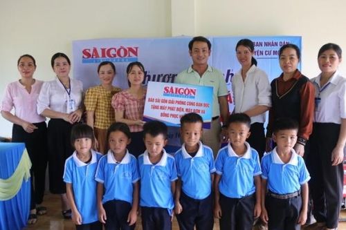 Báo Sài Gòn Giải Phóng trao tặng trang thiết bị dạy và học cho điểm trường đồng bào dân tộc