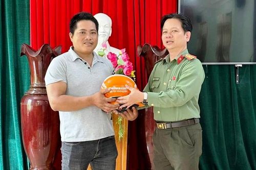 Người đàn ông dũng cảm lao xuống nước cứu sống 4 người trong một gia đình