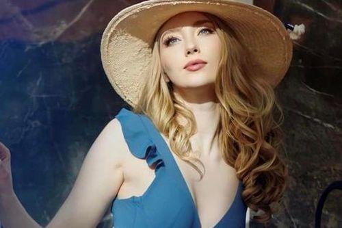 Đương kim Hoa hậu Quốc tế hiếm hoi mặc áo tắm