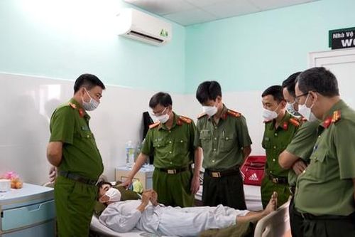 Cảnh sát cơ động bị nhóm quái xế dùng súng bắn bị thương