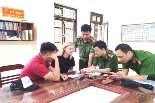 Trao trả tài sản bị cướp cho du khách Hà Lan
