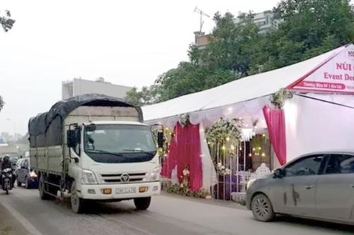Dỡ rạp đám cưới lấn chiếm lòng đường: Tranh cãi giữa tình và lý?