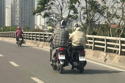 Xe máy đẩy, kéo nhau trên đường bị phạt thế nào?