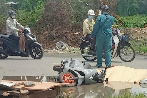 Tránh vũng nước giữa đường, con bất lực nhìn mẹ bị xe buýt cán chết
