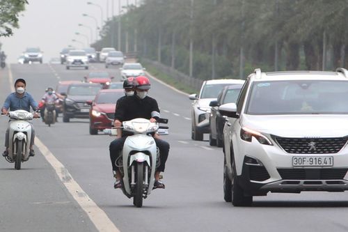 Phạm lỗi đi xe máy vào cao tốc Đại lộ Thăng Long, nữ tài xế 'cầu cứu' người thân