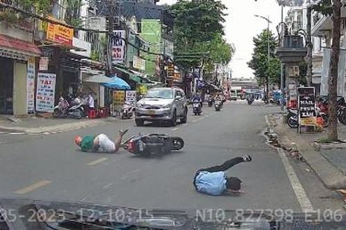 Nam bảo vệ sang đường như chỗ không người, suýt gây họa cho xe máy