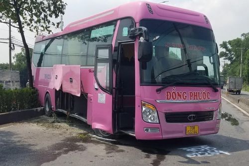Xe khách nổ lốp, tông nát hông ô tô 4 chỗ