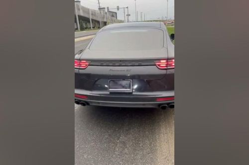 Xe Porsche dùng thiết bị hoán đổi biển số trong tích tắc để tránh phạt nguội