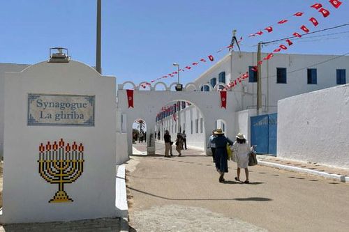 Tunisia: Một vệ binh quốc gia xả súng gần giáo đường Do Thái