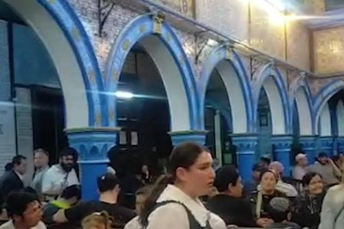 Một quân nhân Tunisia xả súng vào đám đông trước nhà thờ Do Thái làm 13 người thương vong