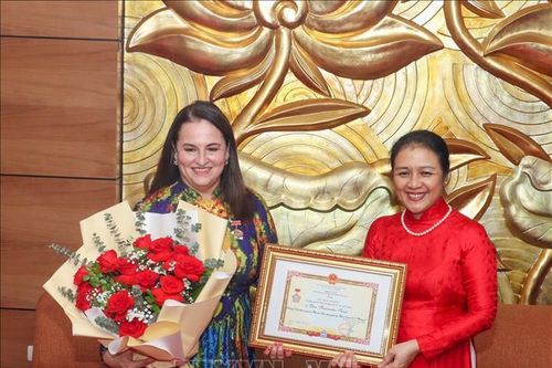 Trao tặng kỷ niệm chương cao quý cho Trưởng đại diện UN Women tại Việt Nam