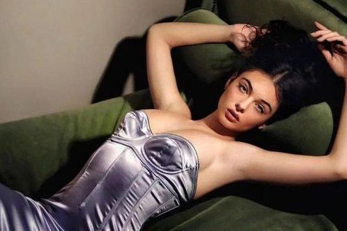 'Bông hồng lai' Deva Cassel làm đẹp từ việt quất