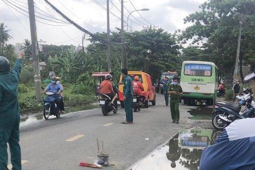 Tránh vũng nước trên đường, người phụ nữ bị xe buýt tông tử vong