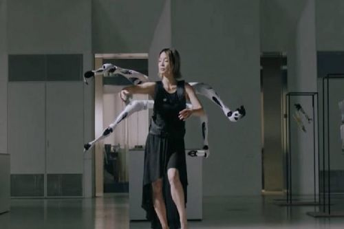 Nhật Bản phát triển cánh tay robot nhện máy, được điều khiển bởi người đeo thiết bị