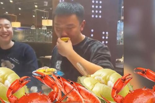 7 người ăn hết 300 con cua, 50 quả sầu riêng trong một bữa buffet