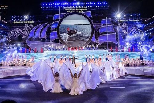 Sử dụng 10 khinh khí cầu trình kết hợp diễn ánh sáng nghệ thuật tại Festival Biển Nha Trang 2023