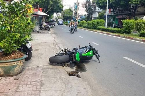 TPHCM: Thanh niên đi mô tô Z1000 văng lên vỉa hè nguy kịch