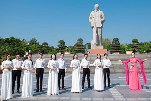 Sao Mai Huyền Trang ra MV mừng sinh nhật Bác