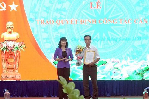 Ban Thường vụ Huyện ủy Chợ Mới trao quyết định công tác cán bộ