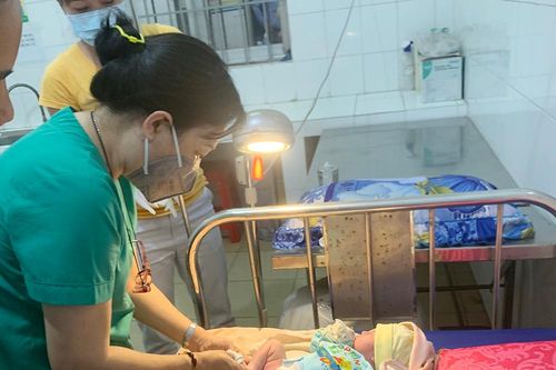 Phát hiện bé trai sơ sinh bỏ rơi ở nhà vệ sinh
