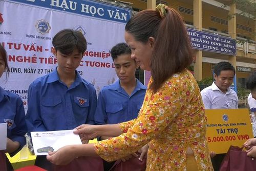 Tặng quà cho hộ nghèo và học sinh có hoàn cảnh khó khăn