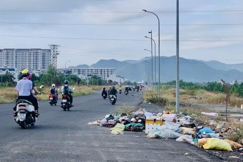 Đổ rác, xà bần tràn lan gần cầu vượt nút giao thông Ngọc Hội