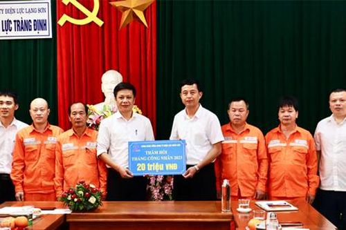 Công đoàn Tổng Công ty Điện lực miền Bắc thăm, tặng quà công nhân có hoàn cảnh khó khăn