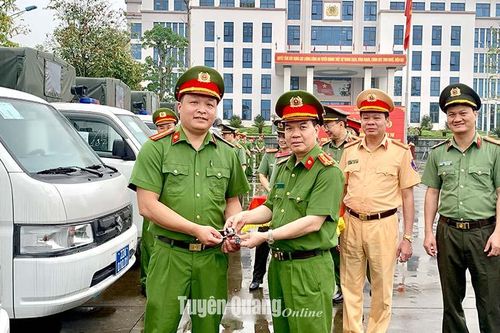 Bàn giao 27 xe ô tô tải cho lực lượng công an cấp xã
