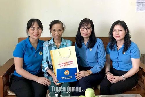 Tặng quà đoàn viên, công nhân, lao động mắc bệnh hiểm nghèo