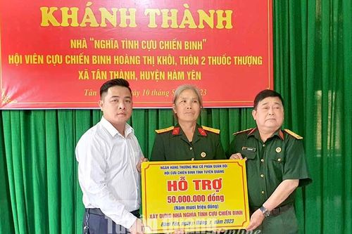 Hỗ trợ 50 triệu đồng làm nhà tình nghĩa cho CCB Hoàng Thị Khôi