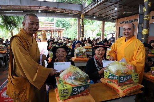 Đắk Lắk: Phân ban Phật tử Dân tộc T.Ư trao 200 phần quà đến đồng bào Ê-đê tại địa phương