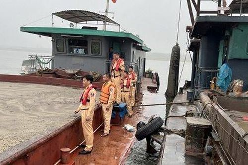 CSGT bắt giữ hai tàu hút cát trái phép trên sông Hồng