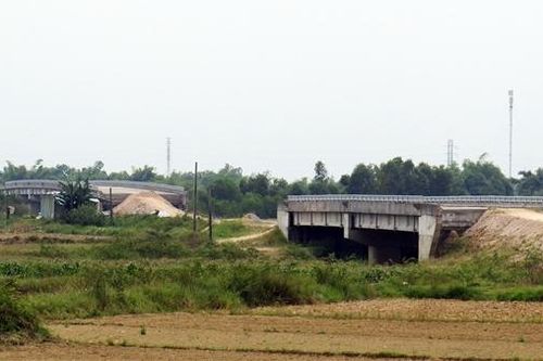 Công trình đường tránh lũ trăm tỷ tại Quảng Nam 'đứng bánh', vì sao?