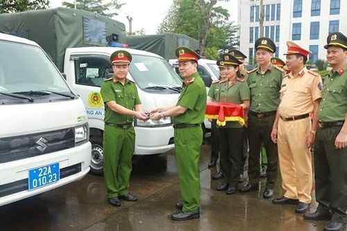 Tuyên Quang bàn giao 27 xe ô tô chuyên dụng cho lực lượng Công an xã, thị trấn