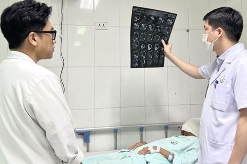 Phẫu thuật khối u xơ thần kinh 'khổng lồ' che kín mặt