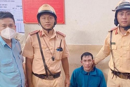 CSGT bắt đối tượng đi xe SH giật điện thoại của người dân