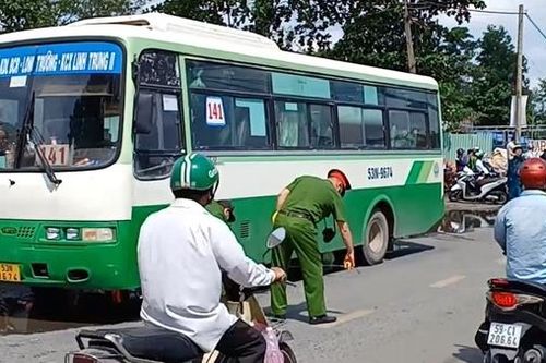 Tránh vũng nước mưa, 2 mẹ con gặp nạn khi từ bệnh viện về