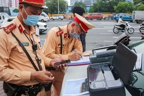 Tài xế vi phạm được CSGT 'check VAR' ngay tại chốt xử lý
