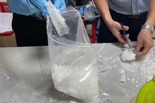 Phát hiện 1,37 kg nghi ma túy đá trong kiện hàng chuyển phát nhanh đi Nhật