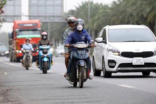 Nhức nhối cảnh xe máy đi vào cao tốc, 'khiêu khích' tử thần
