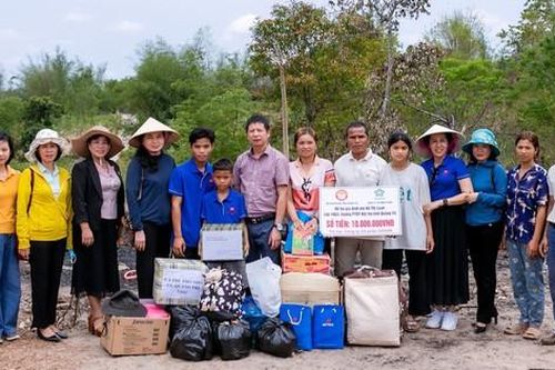 Hội Khuyến học tỉnh Quảng Trị hỗ trợ gia đình học sinh bị cháy nhà 10 triệu đồng