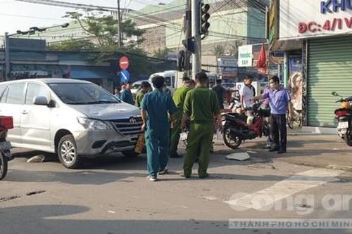 Xe máy va chạm ô tô trên Quốc lộ 13, nam thanh niên tử vong