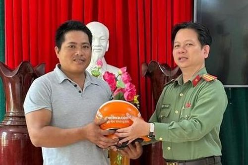 Người đàn ông dũng cảm lao xuống sông cứu 4 người bị đuối nước