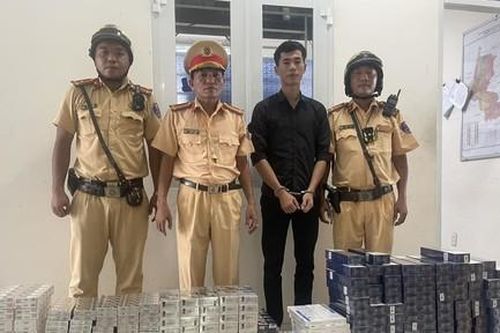 CSGT Phú Lâm phối hợp chặn bắt ô tô chở lượng lớn thuốc lá lậu