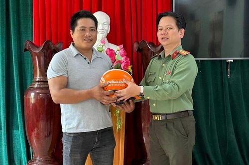 Người đàn ông dũng cảm lao xuống dòng nước chảy xiết, cứu 4 người thoát chết