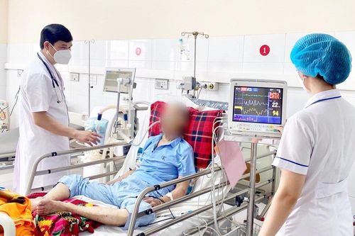 Cụ ông mắc COVID-19 vượt cửa tử ngoạn mục