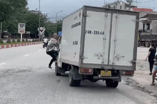 Nam thanh niên đu mình trên cửa kính xe tải, chặn đường đánh tài xế