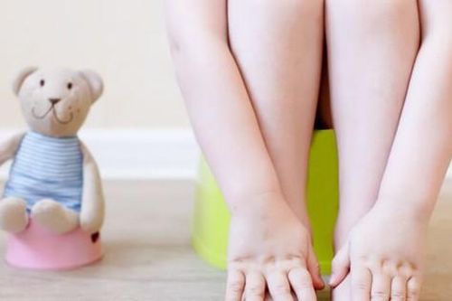 Viêm đường tiết niệu ở trẻ mùa nắng nóng và thuốc điều trị